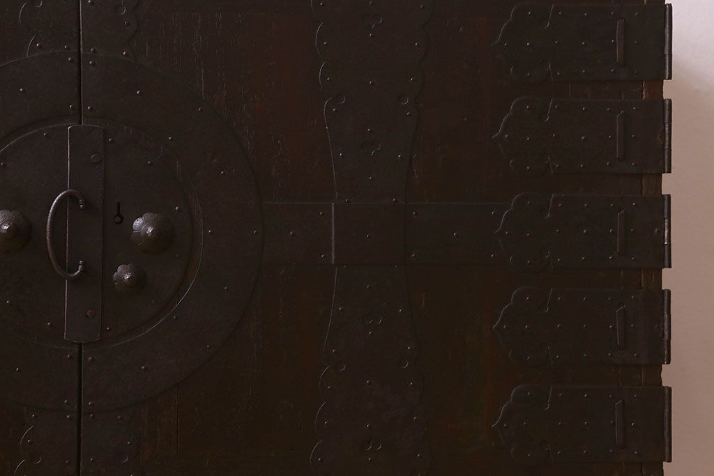 アンティーク家具　和製アンティーク　鉄脚付き　観音開き戸　シックな色合いの箪笥ローチェスト(引き出し、テレビ台)