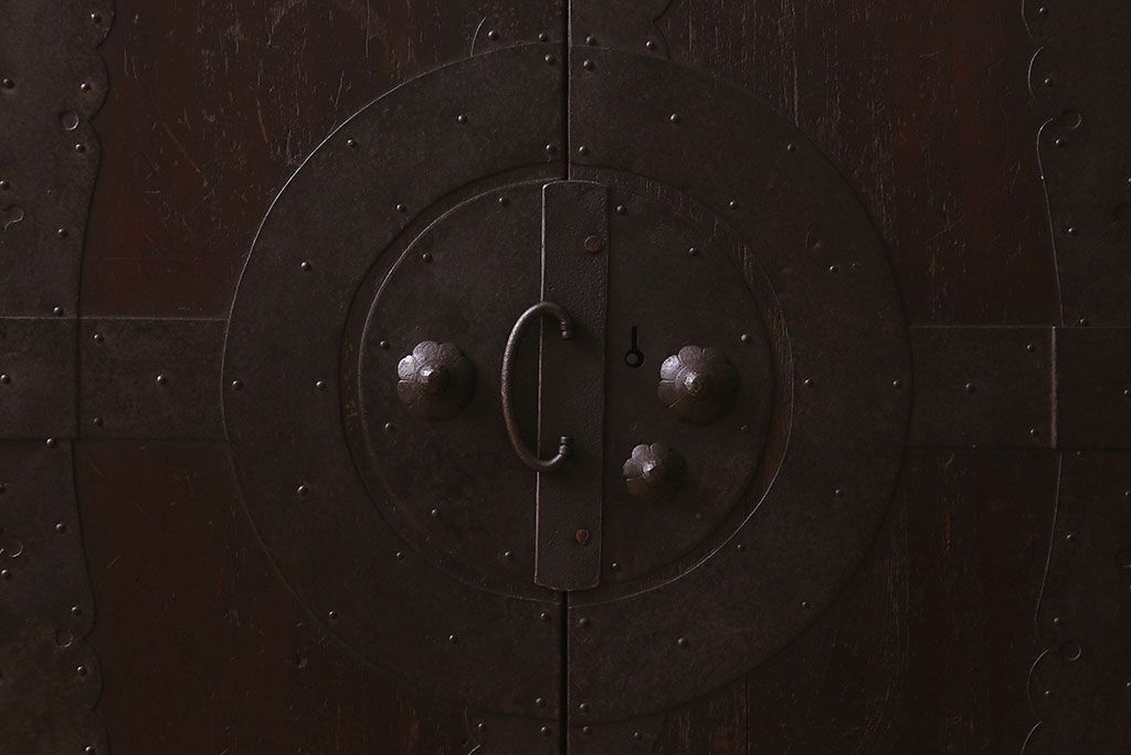 アンティーク家具　和製アンティーク　鉄脚付き　観音開き戸　シックな色合いの箪笥ローチェスト(引き出し、テレビ台)