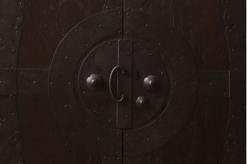 アンティーク家具　和製アンティーク　鉄脚付き　観音開き戸　シックな色合いの箪笥ローチェスト(引き出し、テレビ台)