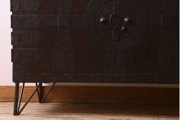 アンティーク家具　和製アンティーク　鉄脚付き　観音開き戸　シックな色合いの箪笥ローチェスト(引き出し、テレビ台)