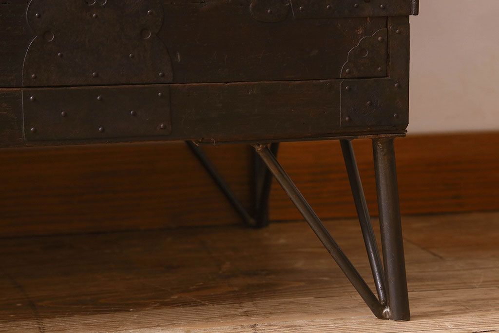 アンティーク家具　和製アンティーク　鉄脚付き　観音開き戸　シックな色合いの箪笥ローチェスト(引き出し、テレビ台)