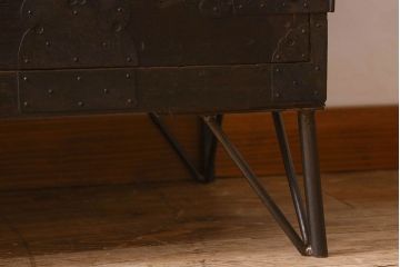 アンティーク家具　和製アンティーク　鉄脚付き　観音開き戸　シックな色合いの箪笥ローチェスト(引き出し、テレビ台)