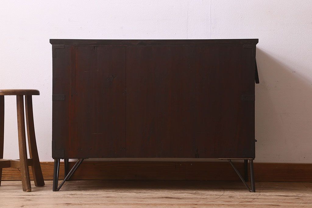 アンティーク家具　和製アンティーク　鉄脚付き　観音開き戸　シックな色合いの箪笥ローチェスト(引き出し、テレビ台)