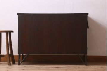 アンティーク家具　和製アンティーク　鉄脚付き　観音開き戸　シックな色合いの箪笥ローチェスト(引き出し、テレビ台)
