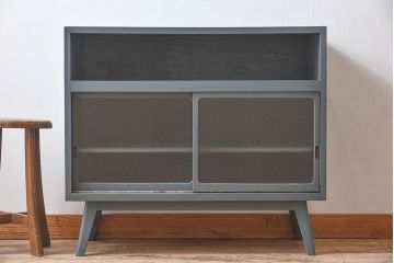 ペイント家具　シックな色合いが素敵な脚付き収納棚(戸棚、食器棚)