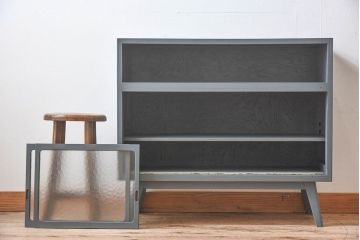 ペイント家具　シックな色合いが素敵な脚付き収納棚(戸棚、食器棚)