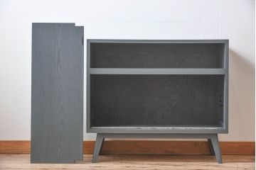 ペイント家具　シックな色合いが素敵な脚付き収納棚(戸棚、食器棚)