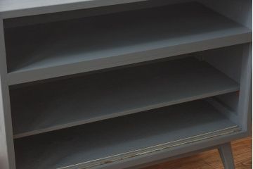 ペイント家具　シックな色合いが素敵な脚付き収納棚(戸棚、食器棚)