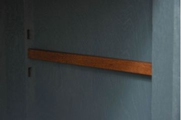 ペイント家具　シックな色合いが素敵な脚付き収納棚(戸棚、食器棚)