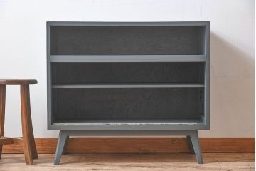 ペイント家具　シックな色合いが素敵な脚付き収納棚(戸棚、食器棚)