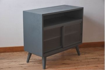 ペイント家具　シックな色合いが素敵な脚付き収納棚(戸棚、食器棚)