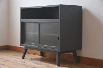 ペイント家具　シックな色合いが素敵な脚付き収納棚(戸棚、食器棚)