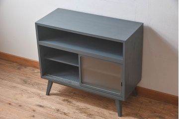 ペイント家具　シックな色合いが素敵な脚付き収納棚(戸棚、食器棚)