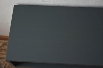 ペイント家具　シックな色合いが素敵な脚付き収納棚(戸棚、食器棚)