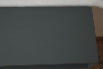 ペイント家具　シックな色合いが素敵な脚付き収納棚(戸棚、食器棚)