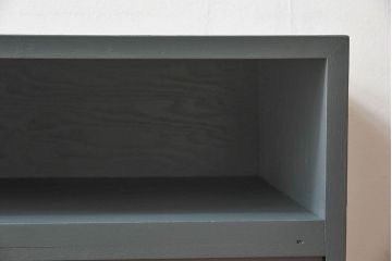 ペイント家具　シックな色合いが素敵な脚付き収納棚(戸棚、食器棚)