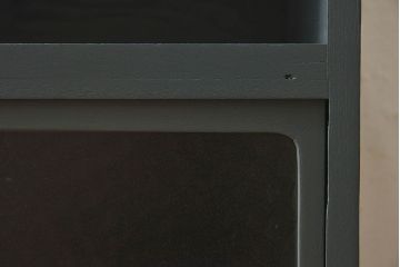 ペイント家具　シックな色合いが素敵な脚付き収納棚(戸棚、食器棚)