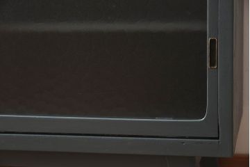 ペイント家具　シックな色合いが素敵な脚付き収納棚(戸棚、食器棚)