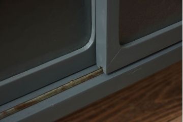 ペイント家具　シックな色合いが素敵な脚付き収納棚(戸棚、食器棚)