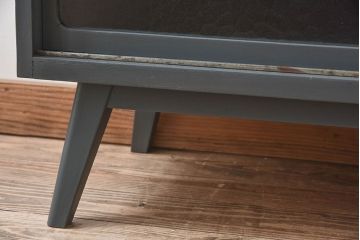 ペイント家具　シックな色合いが素敵な脚付き収納棚(戸棚、食器棚)