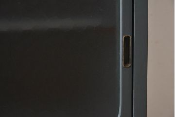 ペイント家具　シックな色合いが素敵な脚付き収納棚(戸棚、食器棚)