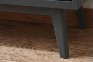 ペイント家具　シックな色合いが素敵な脚付き収納棚(戸棚、食器棚)