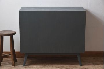 ペイント家具　シックな色合いが素敵な脚付き収納棚(戸棚、食器棚)