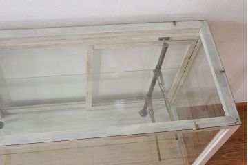 ペイント家具　シャビーな質感が味わい深いガラスケース(ショーケース、飾り棚、陳列棚)