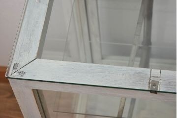 ペイント家具　シャビーな質感が味わい深いガラスケース(ショーケース、飾り棚、陳列棚)