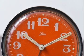 アンティーク雑貨　ハンガリー製　ポップなデザインが素敵なビンテージ置時計