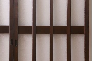 和製アンティーク　モダンな雰囲気漂う　ダイヤガラスが施されたヒノキ材のガラス戸2枚セット(引き戸)