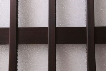 和製アンティーク　モダンな雰囲気漂う　ダイヤガラスが施されたヒノキ材のガラス戸2枚セット(引き戸)