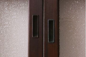 和製アンティーク　モダンな雰囲気漂う　ダイヤガラスが施されたヒノキ材のガラス戸2枚セット(引き戸)