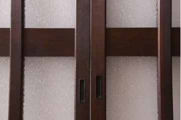 和製アンティーク　モダンな雰囲気漂う　ダイヤガラスが施されたヒノキ材のガラス戸2枚セット(引き戸)