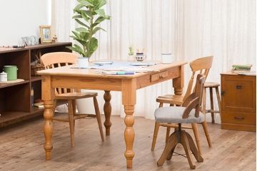 ブランド家具　中古　ペニーワイズ　引き出し付　温もりを感じるダイニングテーブル(机、リビングテーブル)