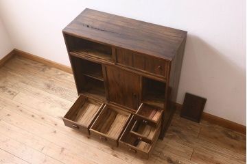 アンティーク家具　和製アンティーク　印象的な木目　総黒柿材の珍しい戸棚(茶棚、茶箪笥、収納棚)