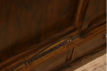 アンティーク家具　和製アンティーク　印象的な木目　総黒柿材の珍しい戸棚(茶棚、茶箪笥、収納棚)