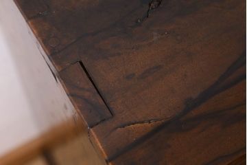 アンティーク家具　和製アンティーク　印象的な木目　総黒柿材の珍しい戸棚(茶棚、茶箪笥、収納棚)