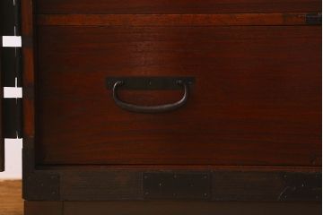 アンティーク家具　和製アンティーク　観音開き　和モダンな雰囲気が漂う脚付き箪笥ローチェスト(引き出し、テレビボード)