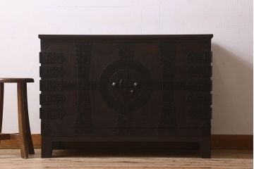 アンティーク家具　和製アンティーク　観音開き　和モダンな雰囲気が漂う脚付き箪笥ローチェスト(引き出し、テレビボード)