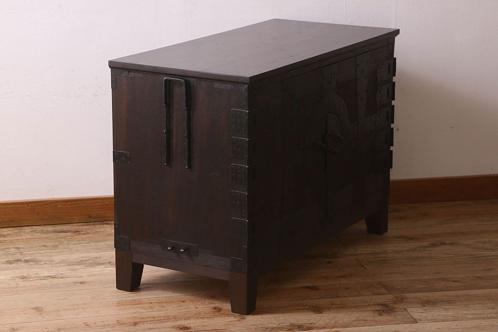 アンティーク家具　和製アンティーク　観音開き　和モダンな雰囲気が漂う脚付き箪笥ローチェスト(引き出し、テレビボード)