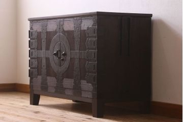 アンティーク家具　和製アンティーク　観音開き　和モダンな雰囲気が漂う脚付き箪笥ローチェスト(引き出し、テレビボード)