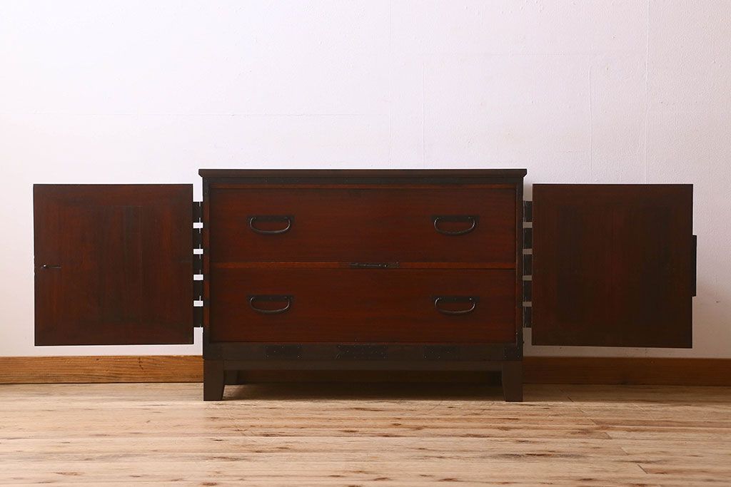 アンティーク家具　和製アンティーク　観音開き　和モダンな雰囲気が漂う脚付き箪笥ローチェスト(引き出し、テレビボード)