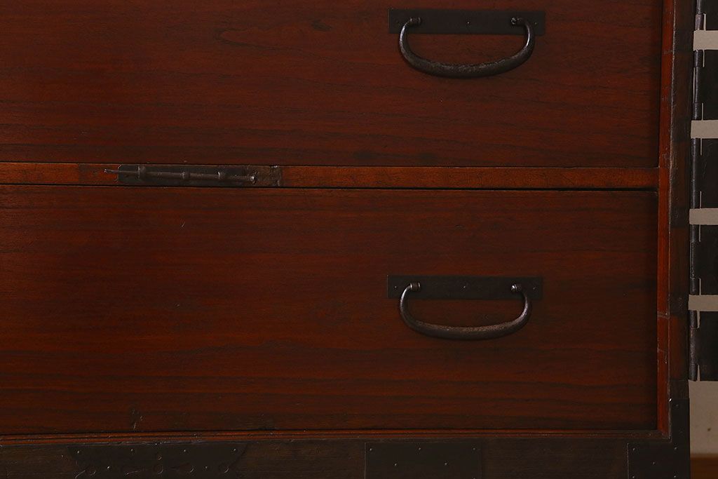 アンティーク家具　和製アンティーク　観音開き　和モダンな雰囲気が漂う脚付き箪笥ローチェスト(引き出し、テレビボード)