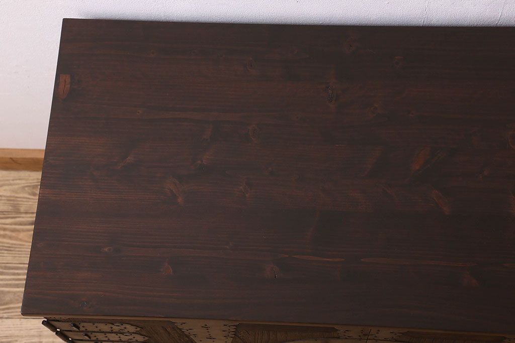 アンティーク家具　和製アンティーク　観音開き　和モダンな雰囲気が漂う脚付き箪笥ローチェスト(引き出し、テレビボード)