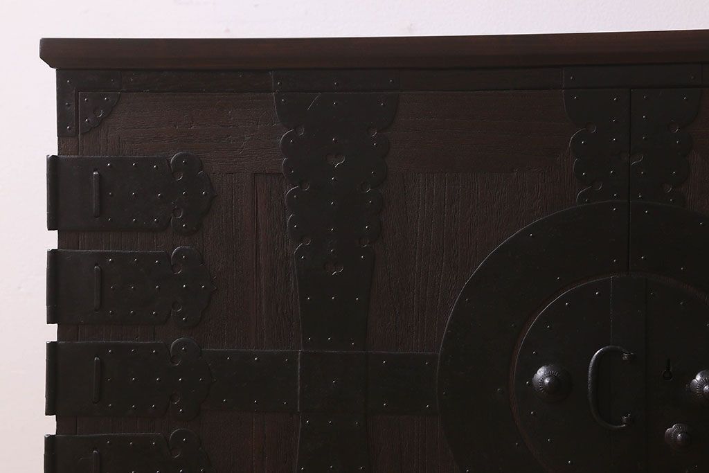 アンティーク家具　和製アンティーク　観音開き　和モダンな雰囲気が漂う脚付き箪笥ローチェスト(引き出し、テレビボード)