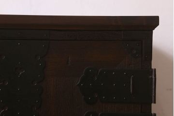 アンティーク家具　和製アンティーク　観音開き　和モダンな雰囲気が漂う脚付き箪笥ローチェスト(引き出し、テレビボード)