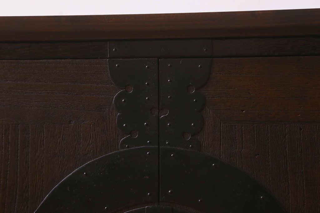 アンティーク家具　和製アンティーク　観音開き　和モダンな雰囲気が漂う脚付き箪笥ローチェスト(引き出し、テレビボード)