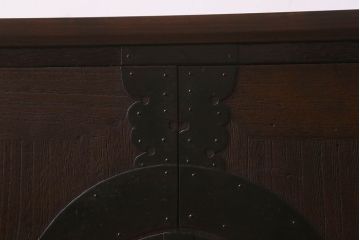 アンティーク家具　和製アンティーク　観音開き　和モダンな雰囲気が漂う脚付き箪笥ローチェスト(引き出し、テレビボード)