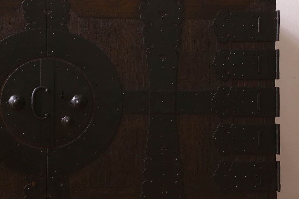 アンティーク家具　和製アンティーク　観音開き　和モダンな雰囲気が漂う脚付き箪笥ローチェスト(引き出し、テレビボード)